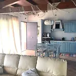 ヴィラ Seafront In With Private Jacuzzi チェファル