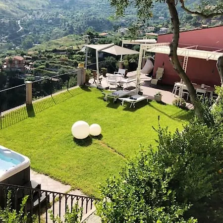 Seafront In With Private Jacuzzi Vila