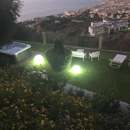 Seafront In With Private Jacuzzi Villa *