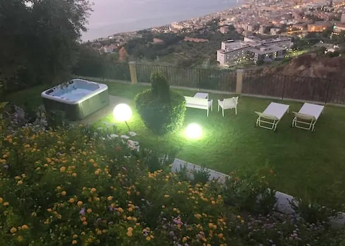 Villa Seafront In With Private Jacuzzi *